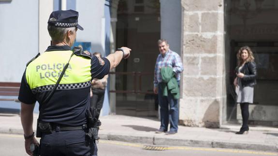 Un agente de la Policía Local, frente al Ayuntamiento de El Astillero