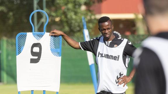 Koné, durante un entrenamiento con el Racing.