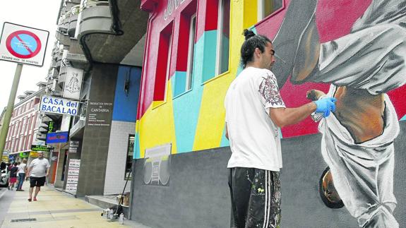 La reforma del local, situado en la calle Joaquín Cayón, ha concluido con el pintado de un nuevo grafiti.