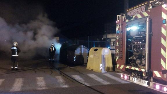 Los bomberos de Castro, en la extinción de los contenedores esta pasada noche.