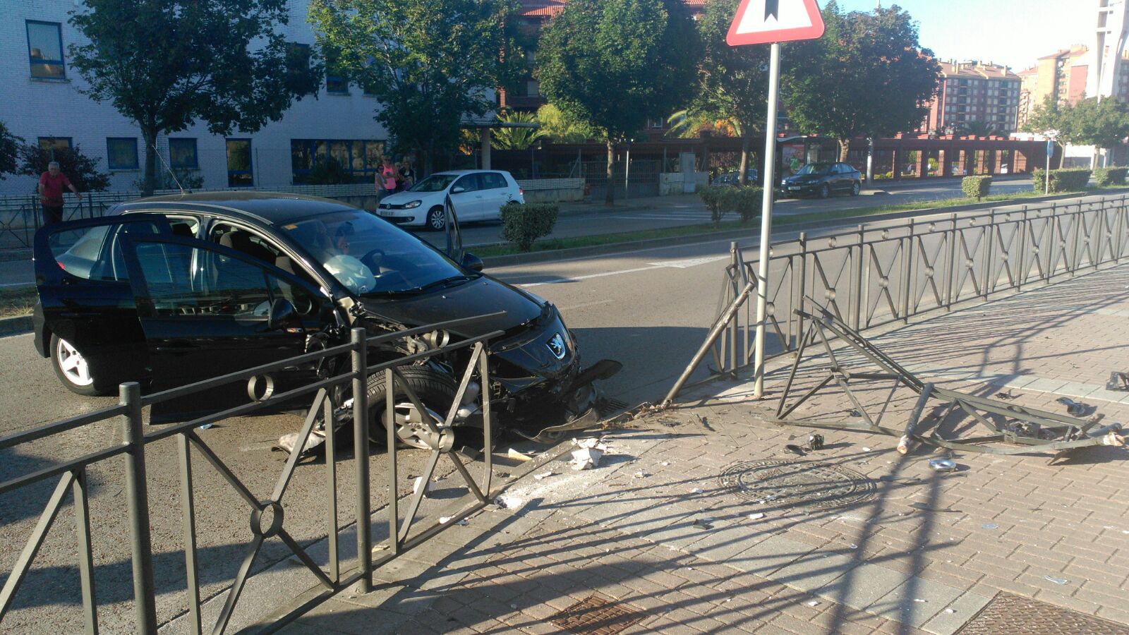 El coche arrancó de cuajo parte de la barandilla que protege la acera.