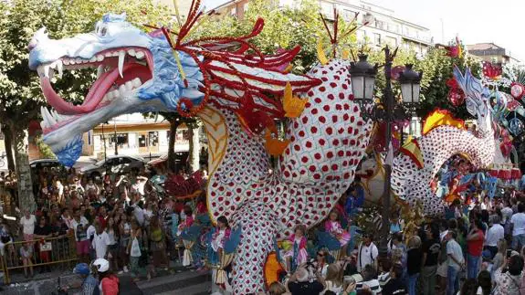El dragón de la carroza 'Apariencias', durante el desfile.