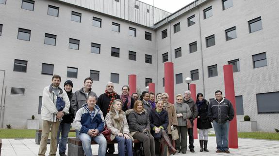 Voluntarios ante el Centro de Acogida de Candina, 'Princesa Letizia'