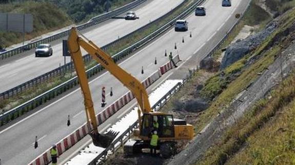Las obras para consolidar una ladera de la A-8 a su paso por la localidad de El Peral han obligado a cortar un carril de la autovía en sentido Santander.