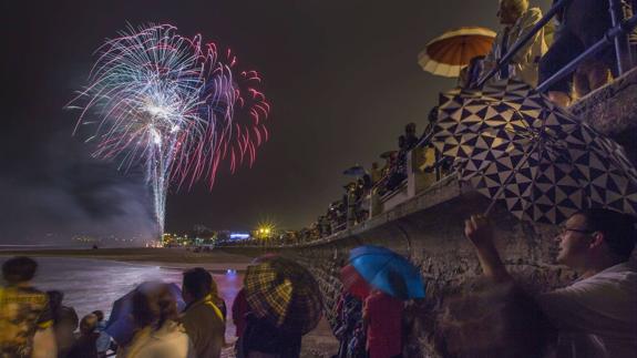 De los fuegos artificiales del verano de 2015 aún están sin pagar 7.500 euros. 