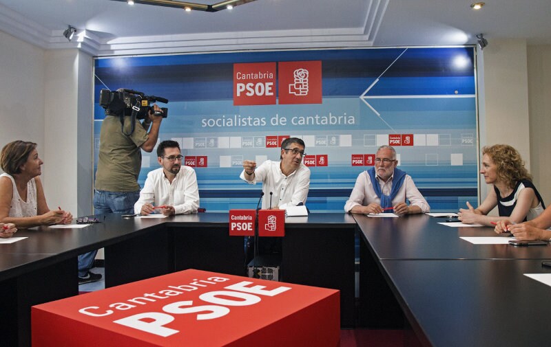 Patxi López en la sede del Partido Socialista en Cantabria.