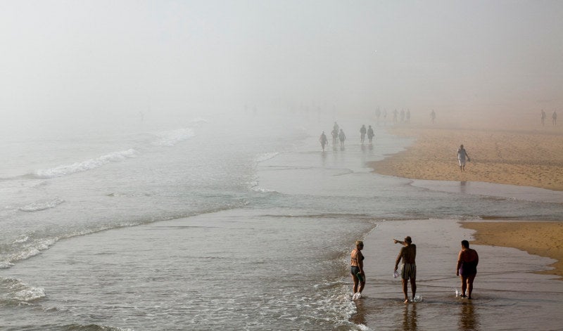 La densa niebla frustró una mañana en El Sardinero que se presentaba óptima para tomar el sol.