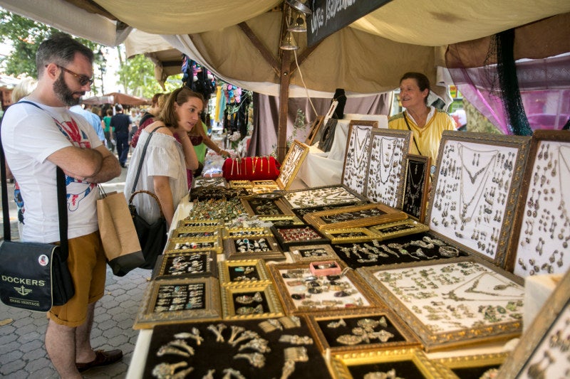 Expositor de bisutería en el Mercado Romano de los Santos Mártires.