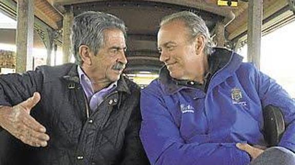 Revilla y Osborne, en el tren de la cueva de El Soplao.