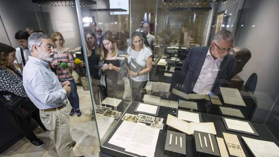 El consejero de Cultura, Ramón Ruiz (a la derecha), anunció ayer la ubicación en una visita al Mupac. A la izquierda, el director del museo, Roberto Ontañón