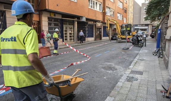 Los trabajos de mejora de la calle dedicada al lábaro se iniciaron en la mañana de ayer.