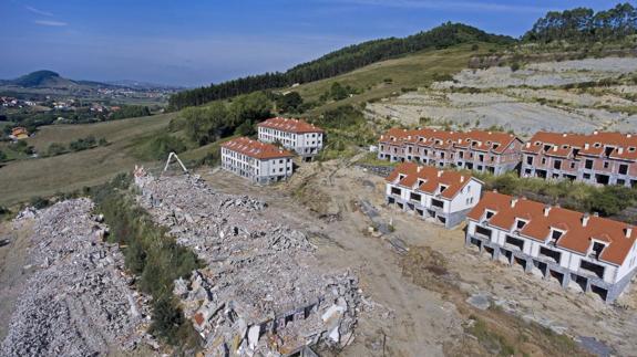 Vista aérea del estado actual de la demolición de las viviendas del Cuco, situadas en la ladera del monte La Picota.