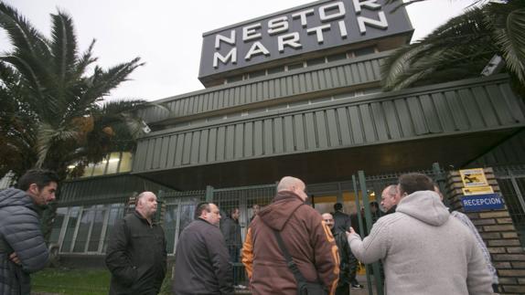 Trabajadores a la puerta de Néstor Martin cuando recibieron su carta de despido.