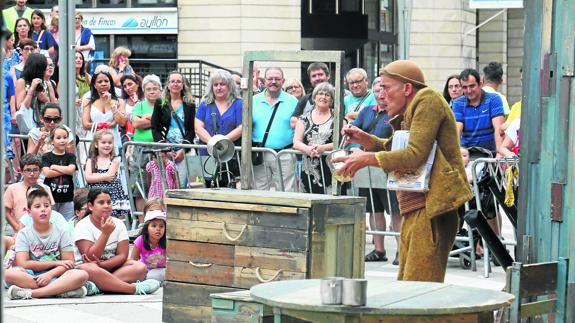 El payaso Leandre abrió ayer el festival con espectáculo humor poético.