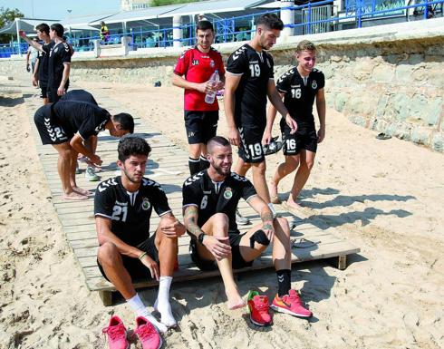 Los jugadores del Racing se descalzan al llegar a la playa de El Sardinero en la sesión del viernes.