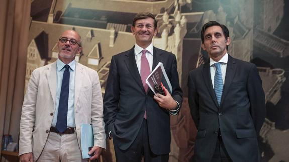 De izquierda a derecha, el presidente de Orange, Stéphane Richard; el consejero delegado de Vodafone, Vittorio Colao y el presidente de Telefónica, José María Álvarez-Pallete.