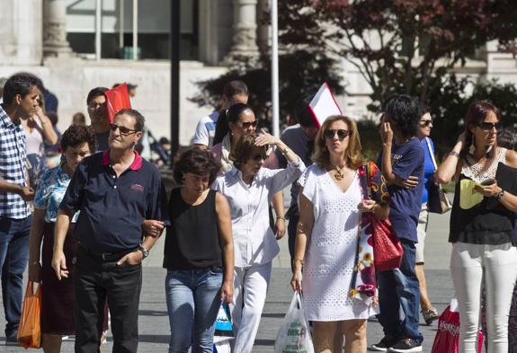 Los cántabros han tenido que sudar de lo lindo este martes al salir a las calles.