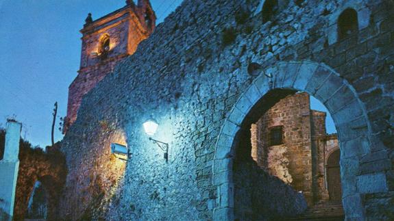Vista nocturna de una de las entradas a la iglesia de Santa María de Laredo. 