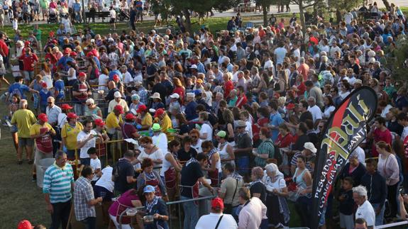 Cientos de santoñeses y visitantes se reunieron en la campa de Glacis para degustar el tradicional marmite.