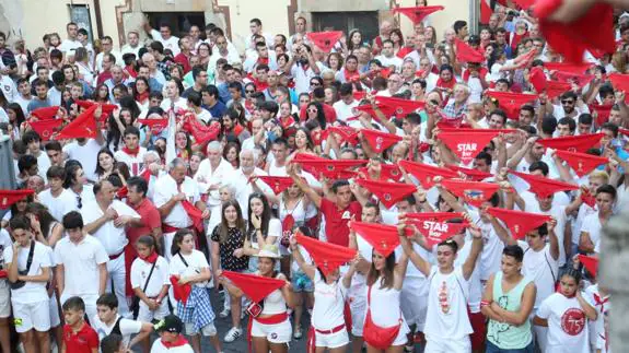 Miles de ampuerenses celebraron con júbilo el lanzamiento del chupinazo que abrió las fiestas patronales de la villa.