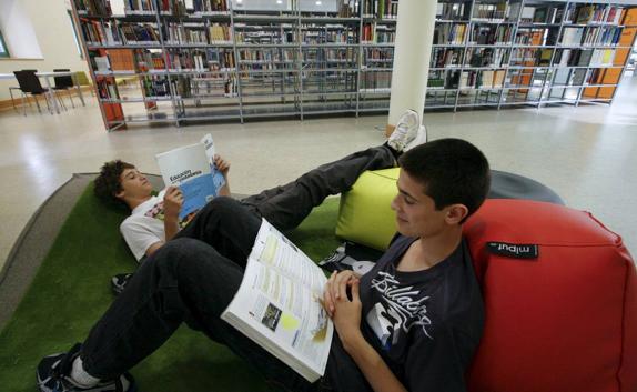 Zona de lectura juvenil e infantil de la Biblioteca Central