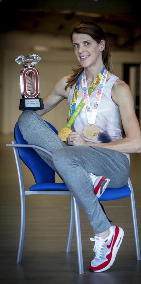 Ruth Beitia posa con sus tres grandes logros de este 2016, el oro olímpico (en su mano izquierda),  el del Europeo y el trofeo de la Liga de Diamante. 