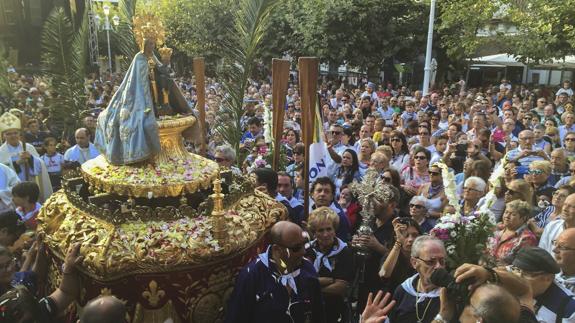 Multitud de personas abarrotaron la plaza de San Antonio para ser testigos de la llegada de la Virgen del Puerto.