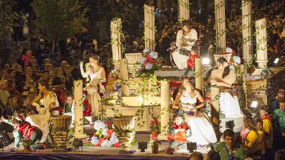 El desfile del pasado año, con la carroza de la Reina y las damas de las fiestas de San Mateo.