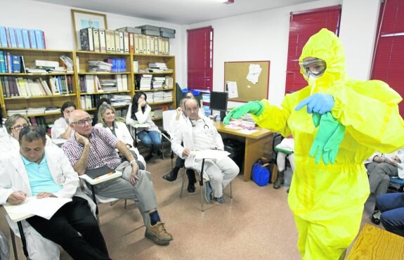 Tras la alerta del ébola, Sanidad impartió cursos de formación al personal sanitario, tanto en los hospitales como en la red de Atención Primaria.