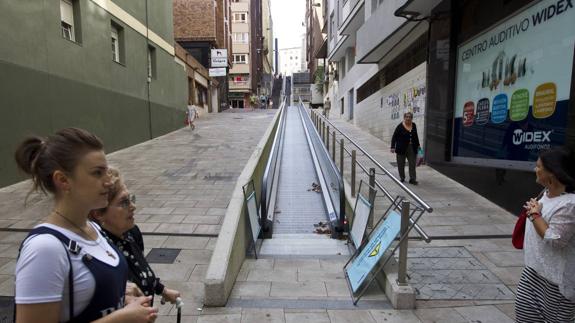 La rampa parada, con los carteles que advierten que no se puede usar y que han sido apartados.Abajo, los destrozos. 