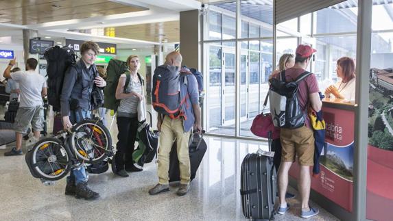 Pasajeros, en el aeropuerto de Parayas. 