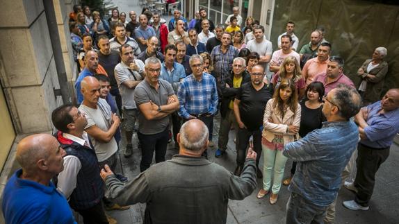 Los trabajadores, reunidos este martes frente a la sede del ORECLA.