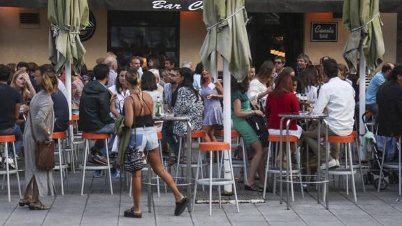 Una terraza de uno de los bares y discotecas de la Plaza de Cañadío de Santander.