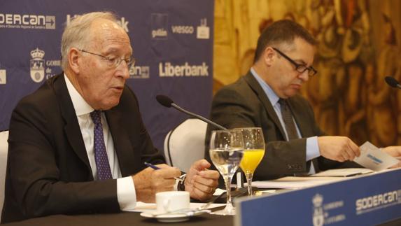 Manuel Pizarro, a la izquierda esta mañana en el Foro junto al director de El Diario, Íñigo Noriega