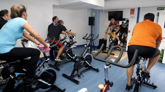 El recinto municipal de la piscina y el gimnasio de La Lechera es el que más socios tiene en Torrelavega.