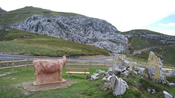Monumento a la vaca pasiega, situado a escasos metros de la cumbre de la inédita ascensión a Los Machucos, también conocida como el Collado de la Espina
