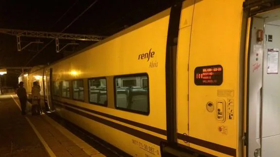 Imagen del tren Alvia Santander-Madrid que se quedó parado en Osorno porque su maquinista abandonó su puesto de trabajo al cumplir con su horario laboral.