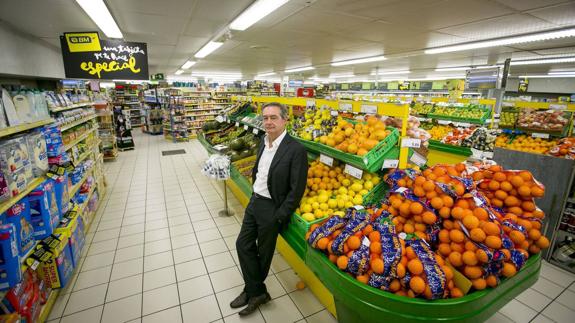 Eulogio Sánchez, consejero delegado de Uvesco, en el supermercado de la calle Rubén Darío, en Santander.