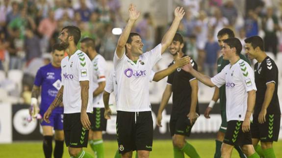 Julen Castañeda, en el centro, celebra la victoria en presencia de Mikel Santamaría y Sergio Ruiz en el partido ante elñ Pontevedra.