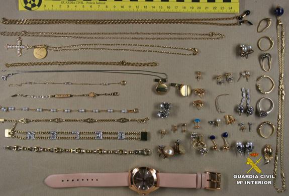Varias de las joyas encontradas por la Guardia Civil en el doble fondo de una nevera que llevaban los detenidos.