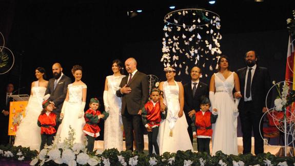 Los miembros del equipo de gobierno, junto a la Reina y las Damas de San Mateo, en la Justas Literarias.