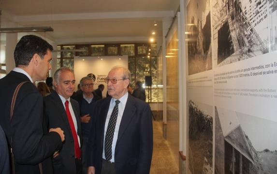 El ingeniero José Calavera en la sala de la exposición.