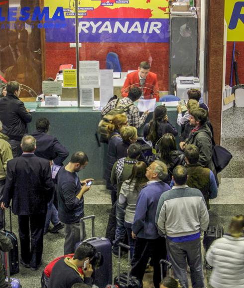 Colas ante el mostrador de Ryanair. La compañía acapara las mayores cifras en el Seve.