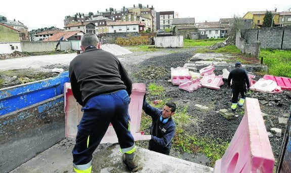 Operarios municipales acondicionaron la 'Finca de Proconsa' como aparcamiento gratuito a finales de abril.