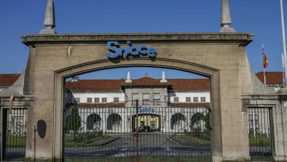 La puerta de entrada a Sniace lleva ya más de tres años cerrada.
