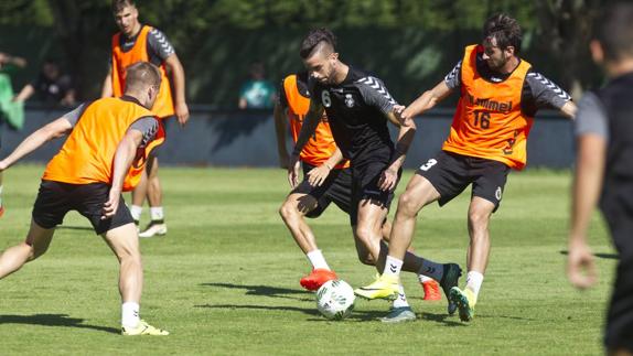 Borja Granero pugna con Javi Cobo por un balón en un entrenamiento de la pasada semana.