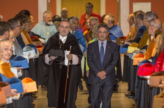 El rector y el presidente de Cantabria han inaugurado el curso universitario durante un acto celebrado en el Paraninfo de la calle Sevilla de Santander.