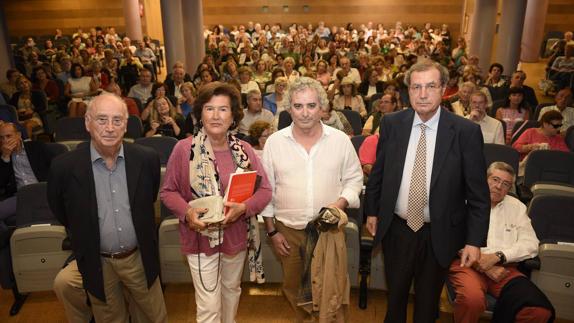 Valeriano García-Barredo, Mercedes García Mendoza, Ildefonso Falcones y Manuel Angel Castañeda, ayer, en el Ateneo.