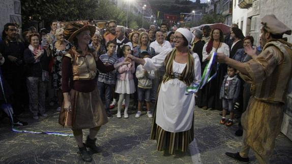 La concejala de Festejos, Charo Losa, a la derecha, procedió al corte de la cinta imperial que supuso la inauguración de la fiesta. 