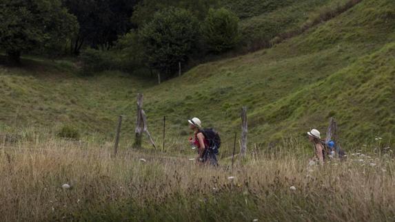 Dos peregrinas por el Camino de Norte que atraviesa Cantabria.